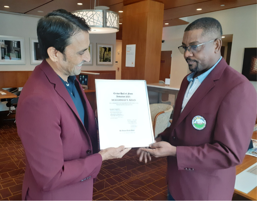 Hall of Famer Dave Cameron presenting certificate to Hall of Famer Younis Khan